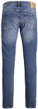 Achterkant van een blauwe herenjeans met een losse pasvorm.