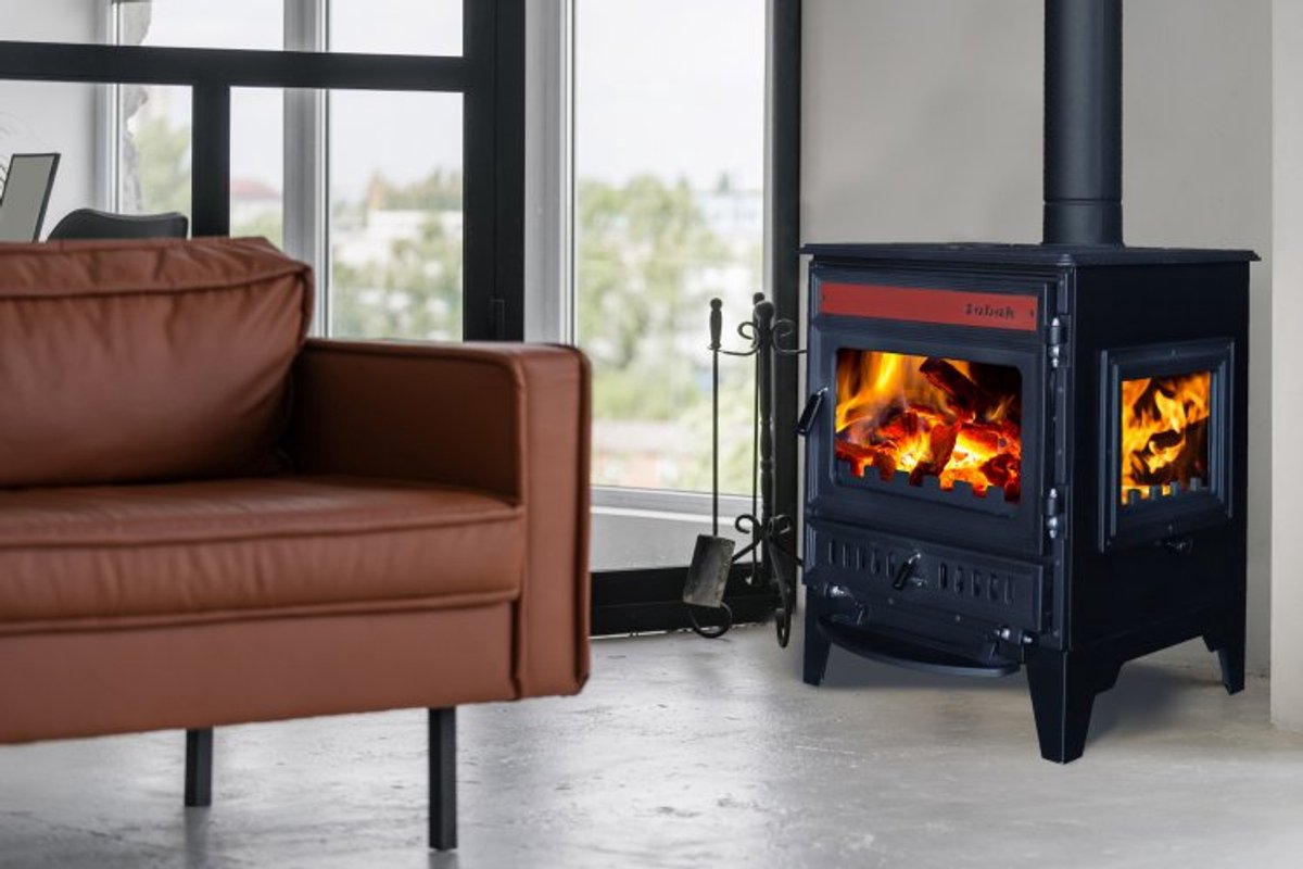 S106-3D Sabah – Gietijzeren Haardkachel -Met Glas Aan Drie Zijden – Houtkachel – Houthaarden – Openhaard – Inclusief kachelpijpen – Rode Details + Matzwart – 15,21KW