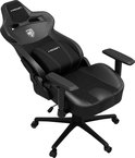 Schuine weergave van een zwarte Hicon gamestoel met wit logo en stiksels, op zwarte achtergrond.