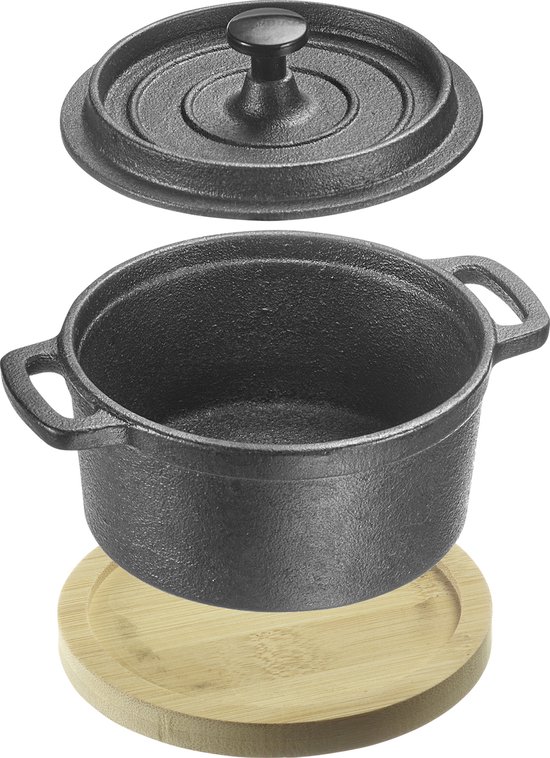 Zwarte gietijzeren braadpan met deksel en bamboe onderzetter, losse onderdelen.