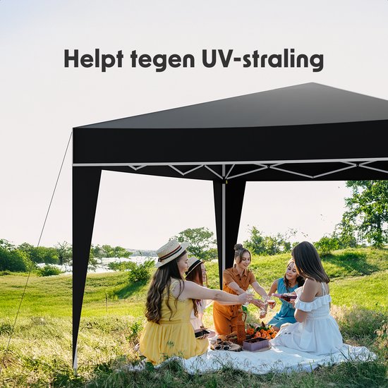 Vrouwen picknicken onder een zwarte partytent in een grasrijk gebied. De tekst "Helpt tegen UV-straling" is zichtbaar.