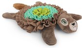 Bruine eekhoorn knuffel met groene en lichtgroene franjes in het midden, met staart.