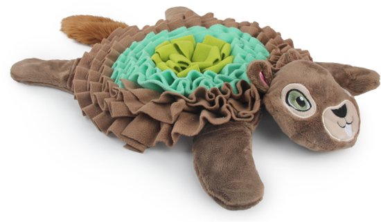 Bruine eekhoorn knuffel met groene en lichtgroene franjes in het midden, met staart.