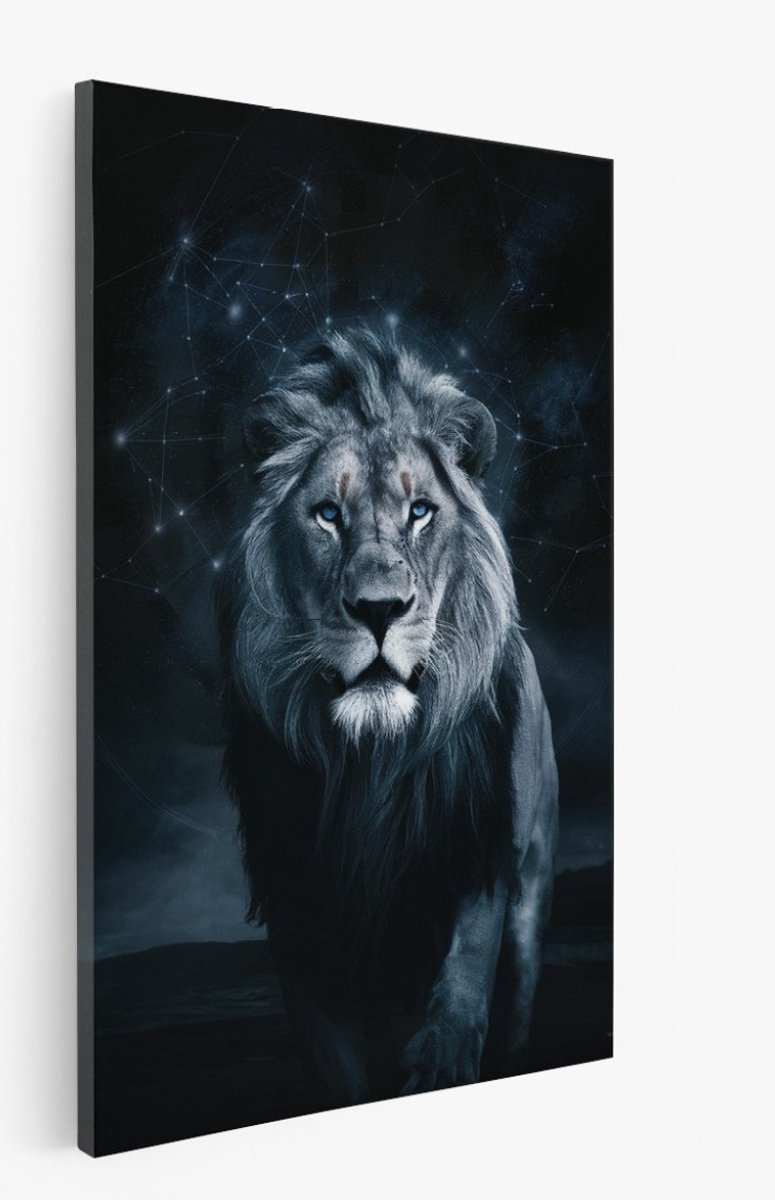 Saammp Canvas Schilderij - Leeuw tussen de sterren - Natuur - Dieren - 60x90 - Foto op canvas - Wanddecoratie - Muurdecoratie Woonkamer - Slaapkamer decoratie - Canvas Print Multicolor