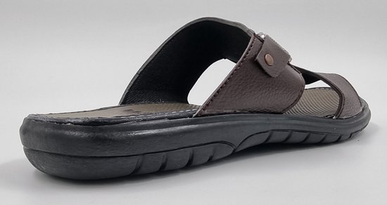 Zijkant van een bruine heren slipper met gekruiste banden.