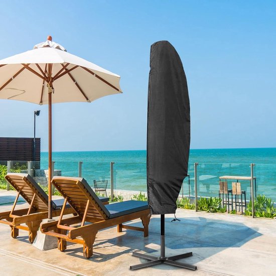 Zwarte parasolhoes bedekt een grote zweefparasol naast ligstoelen aan zee.