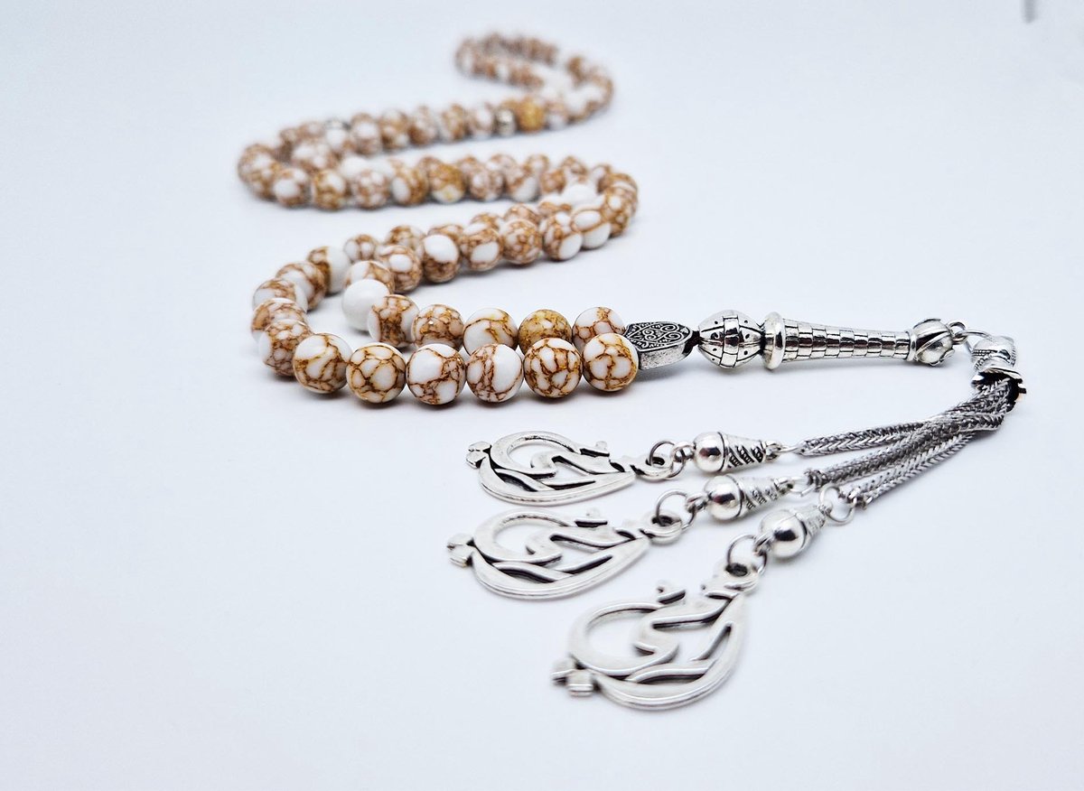 Handgemaakte tesbih "Tasbih" natuursteen "Wit howliet gesponnen goud" - Aantal kralen 99 - Diameter kralen 8MM - met metaal tassel "Mijn moeder" - Een mooi cadeau-idee