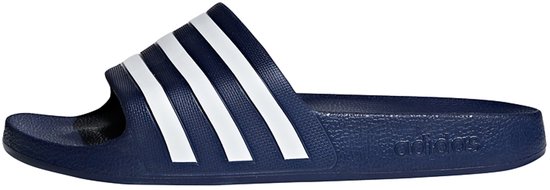 Zijaanzicht van een donkerblauwe Adidas slipper met witte strepen en logo.