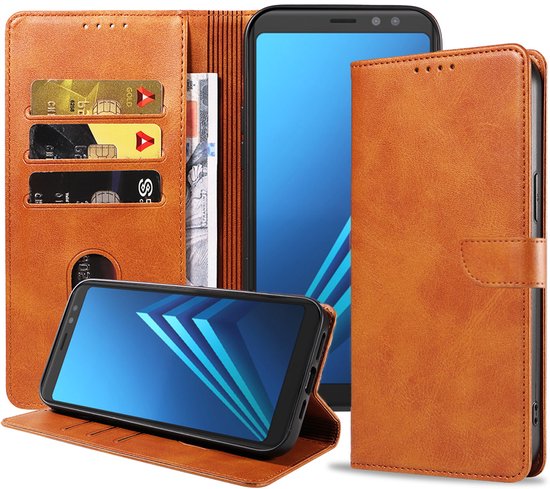 Bruin telefoonhoesje van kunstleer, opengeklapt, met telefoon erin. Extra telefoon op standaard. Toont pasjes, bankbiljet, magnetische sluiting.