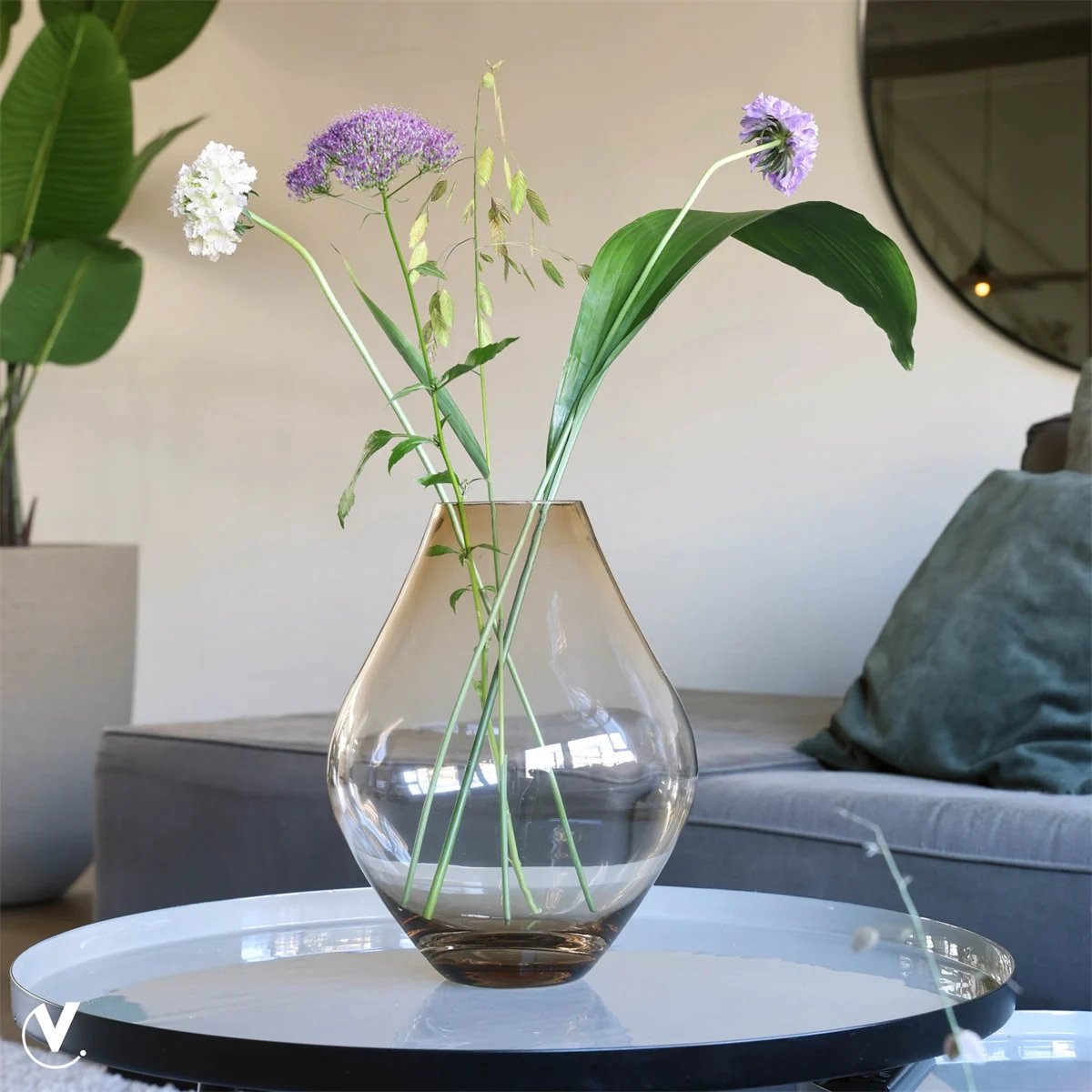 Vase The World Vaas Lesse | Taupe | Medium | Mondgeblazen glas | Ø22 x H28 cm