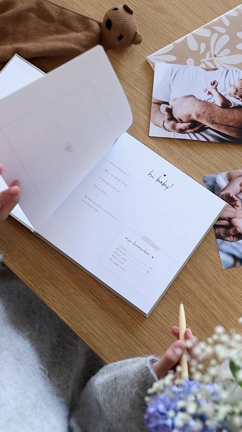 Fyllbooks - Baby Boek Mijn Eerste Jaar - Invulboek Baby - Beige - Geschikt voor alle Gezinssamenstellingen