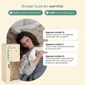 Vrouw ontspant met een Sandstone Beige Zenwave warmtekussen. Met positieve klantrecensies over levering en productkwaliteit.