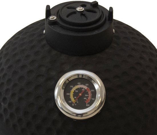Bovenkant van een zwarte kamado barbecue met thermometerset en verstelbare ventilatieschuif.