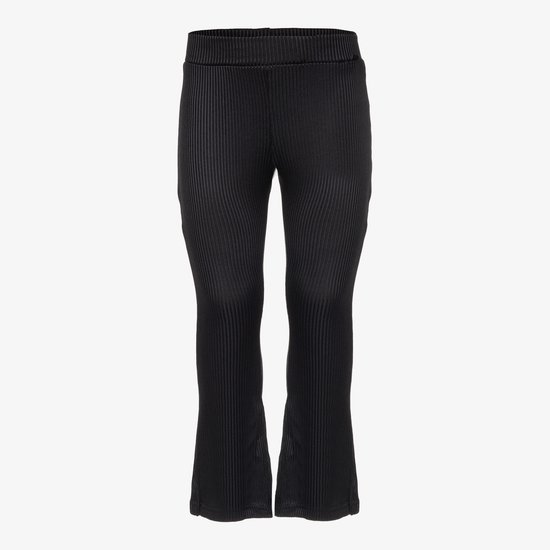 Zwarte flared ribbroek voor meisjes, gedragen op een model, gezien vanaf de voorkant.