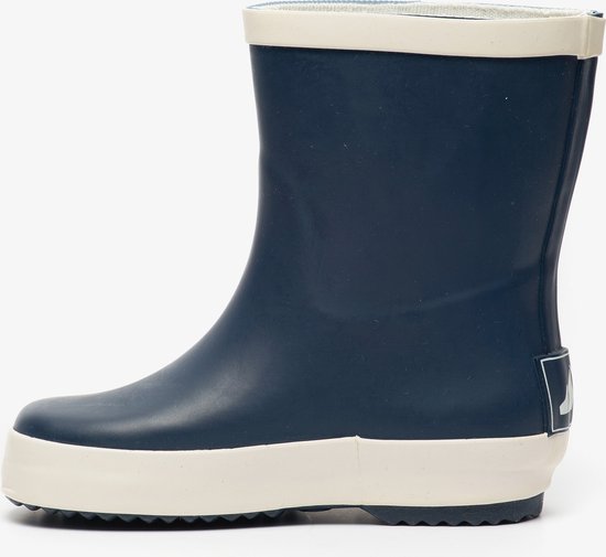 Vue latérale d'une botte de pluie bleu foncé avec bordure beige.