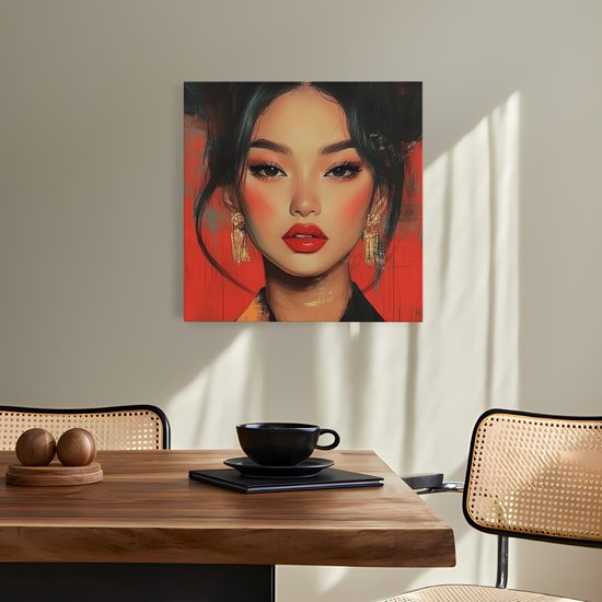 Peinture abstraite d'une femme asiatique aux cheveux relevés, lèvres rouges et boucles d'oreilles dorées, sur fond rouge.