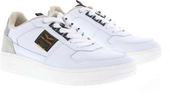 Witte PME Legend sneakers met beige suède hiel en zwart/goud logo.