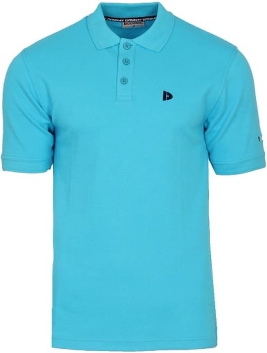 Turquoise polo met korte mouwen, knoopjes en een logo op de borst.