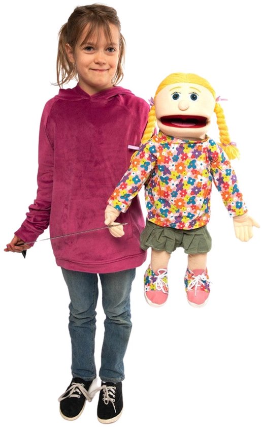 Een meisje met sproeten en een paarse hoodie houdt buiksprekpop Cindy (63 cm) vast.