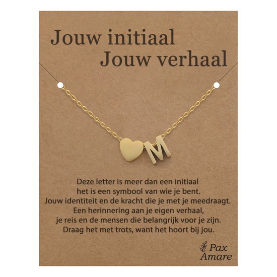 Gouden ketting met initiaal M en hartje op een kaart met Nederlandse tekst.