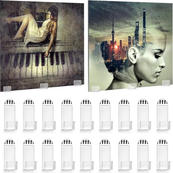 Twee kunstwerken op de muur, één met een vrouw op een piano, de ander met een skyline. Daaronder een rij van 15 doorzichtige planken.