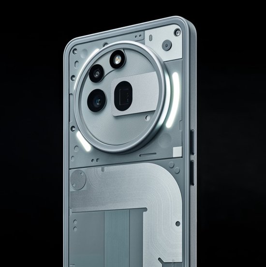 Close-up van de grijze Nothing Phone, achterkant met transparant ontwerp, dubbele camera en LED-flitsers.