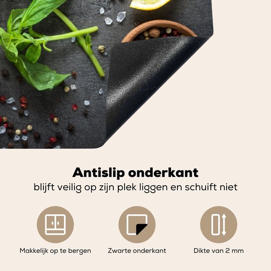Zwarte inductie beschermer met betonprint. Antislip onderkant, makkelijk op te bergen, dikte 2 mm.