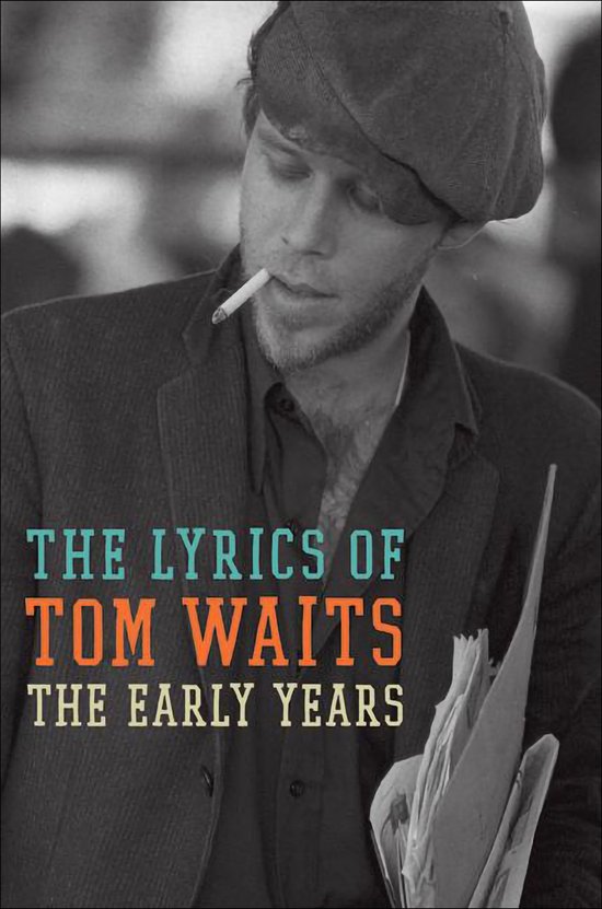 Man met pet en sigaret in de mond, met het opschrift 'THE LYRICS OF TOM WAITS THE EARLY YEARS'.