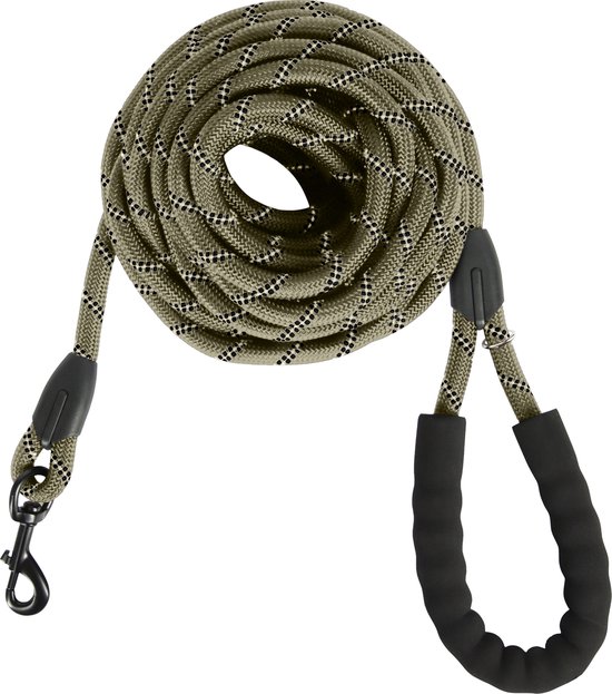 Een opgerolde hondenriem van groen gevlochten nylon met een zwart geruit patroon, een gevoerde lus en een metalen karabijnhaak.