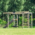 Houten speeltoestel met grijze glijbaan, schommels, klimnet en monkey bars.