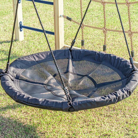 Zwarte ronde schommelmat met netstructuur, hangend aan touwen.