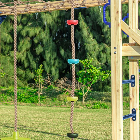 Een touwklimtouw met drie gekleurde klimsteunen: rood, blauw en groen.