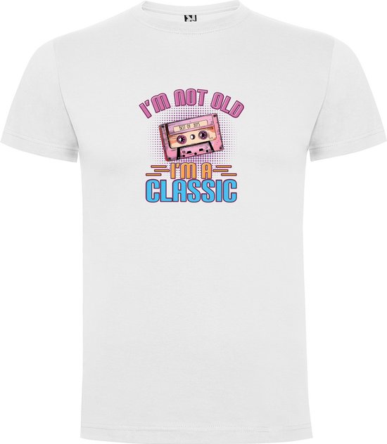 T-shirt blanc avec impression colorée d'une cassette audio et le texte "I'm not old I'm a classic".