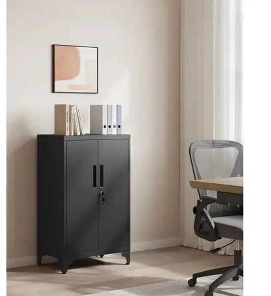 Zwarte metalen archiefkast in een kantoor met boeken en een schilderij aan de muur.