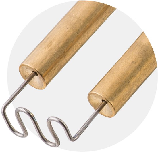 Detail van twee laskoppen met gebogen, zilverkleurige metalen nietjes die eruit komen. De handvatten zijn van goudkleurig metaal.