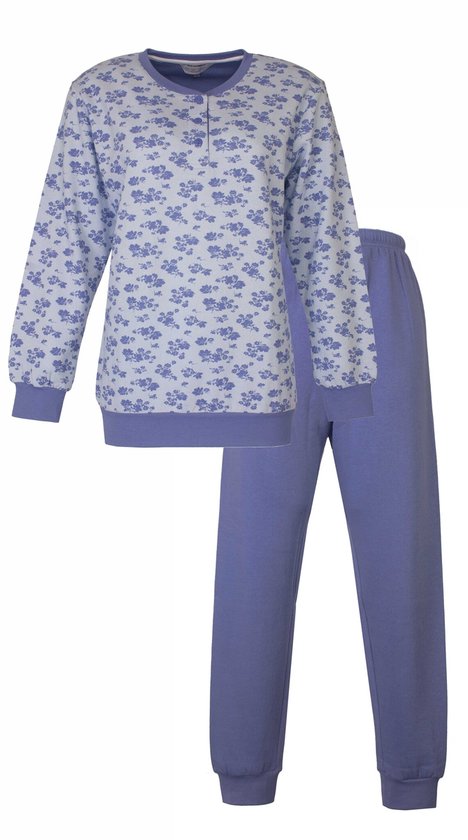 Lichtblauwe pyjama met paarse bloemenprint, lange mouwen en paarse broek.