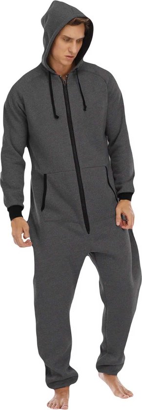 Man in grijze onesie met capuchon, kijkt naar beneden. Zwarte rits, zwarte boorden.