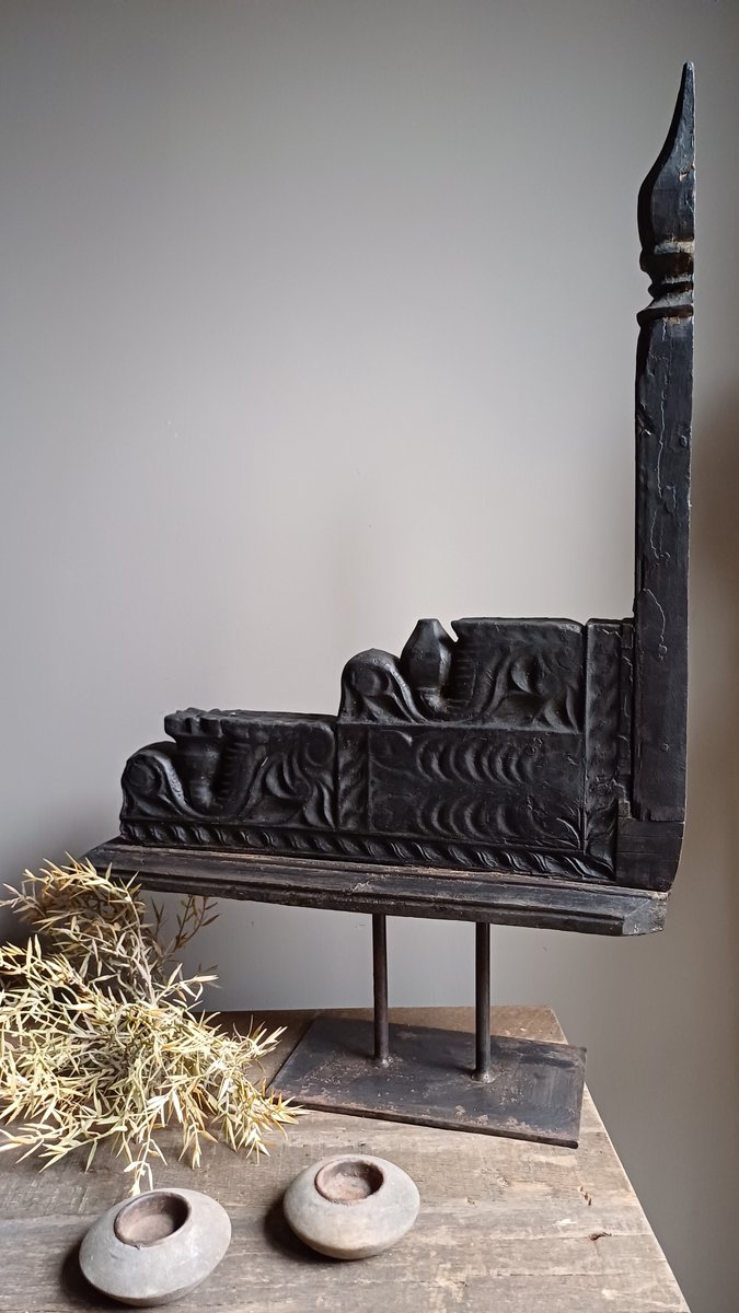 Ornament op metalen voet houtsnijwerk zwart 2