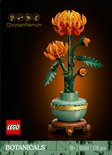 Chrysanthème Lego dans un vase vert avec une bande dorée et un socle marron. Les fleurs sont orange et rouges.