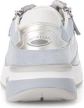 Achterkant van lichtblauwe sneaker met zilveren accenten en "rolling soft" logo.