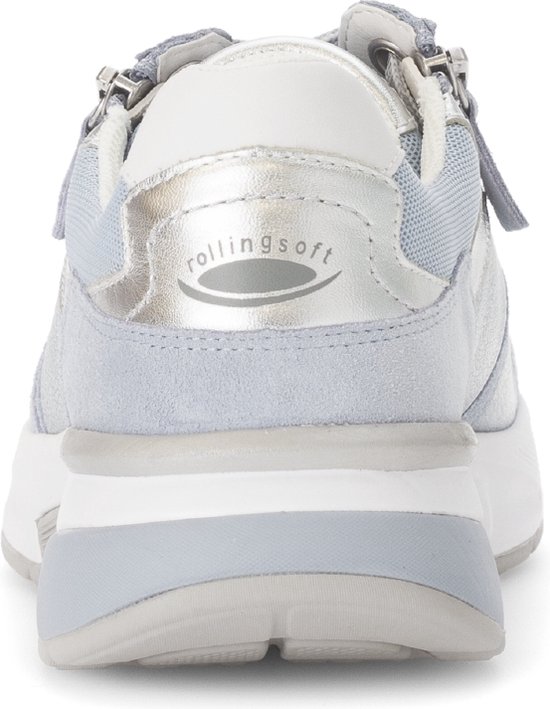 Achterkant van lichtblauwe sneaker met zilveren accenten en "rolling soft" logo.