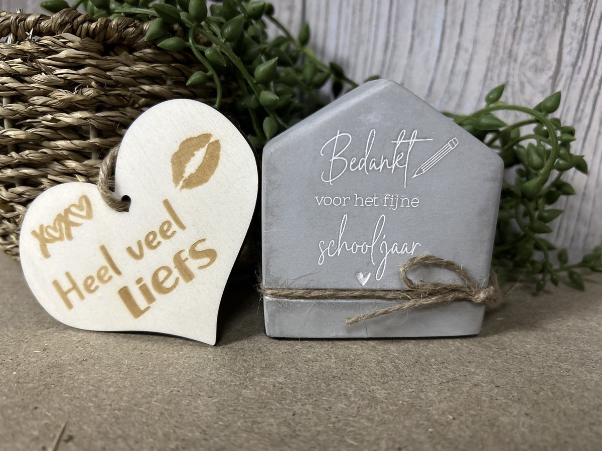 Creaties van Hier – Cement house Schooljaar met houten hartje - 8 cm – Cement