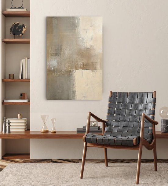 Abstract doek met beige en grijstinten, in een zithoek met stoel.