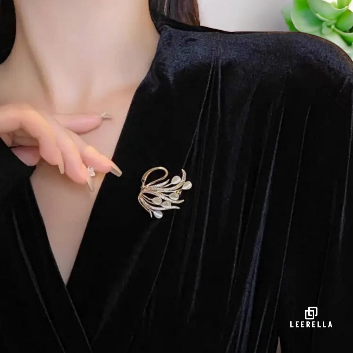 Leerella Elegant Zwanenontwerp Broche met Luxe Kristaldetails Goudkleur– Perfect Accessoire voor Elke Gelegenheid!