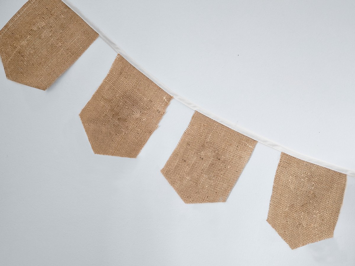 Vlaggenlijn van stof | Jute - 10 meter - jute wimpel vlaggetjes - Bruiloft decoratie slingers / Huwelijk versiering (personaliseerbaar) - Stoffen slingers handgemaakt & duurzaam