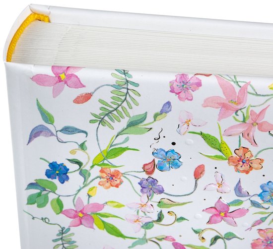 Detail van de voorkant van een wit fotoalbum met een bloemenpatroon in pastelkleuren en een gele kaftrand.