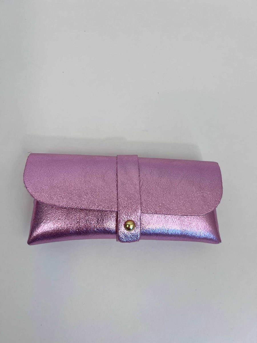Zonnebrilhoes Licht Roze | Metallic Echt leer 100% - 16 x 8 cm - Accessoire - Zonnebril - Modern Hip - Trendy - Trendsetter Wauw - Fashion Trending Handig Gadget - Sunglasses Wallet - Zon - Lente Zomer - Accessoires - Dames - Heren - Kinderen - Vrouw