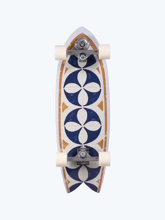 Surfplank met witte basis en een patroon van blauwe bloemen met gele accenten. Metalen trucks en witte wielen.