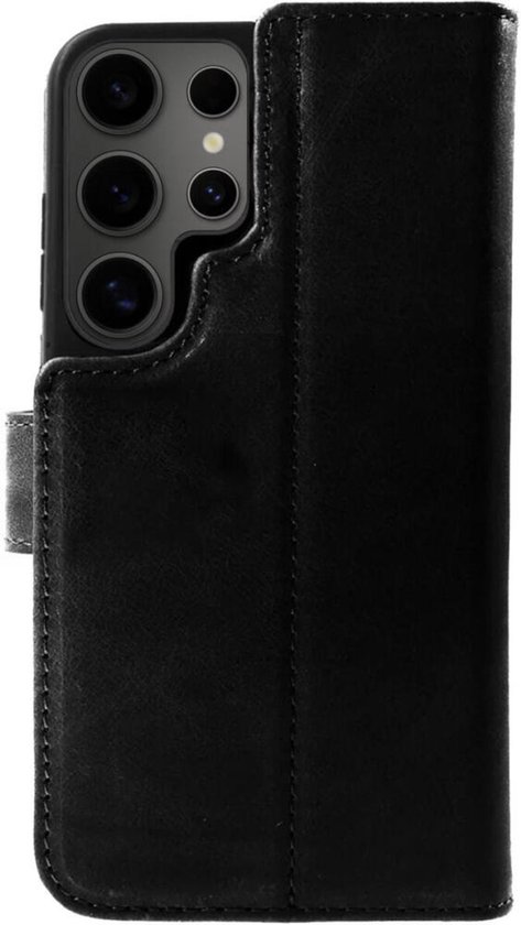 Zwarte lederen telefoonhoes van de achterkant, met camera-uitsparing en het Rosso-logo.