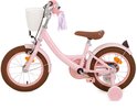 Roze kinderfiets met witte mand, bruin zadel en paarse linten aan het stuur.
